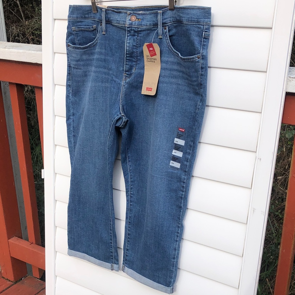 Levi's Women's Blue Denim Capris - Picture 4 of 8